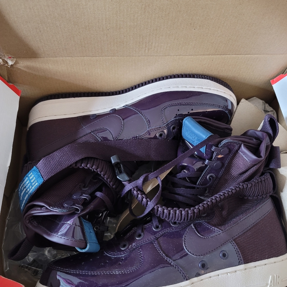 NIKE